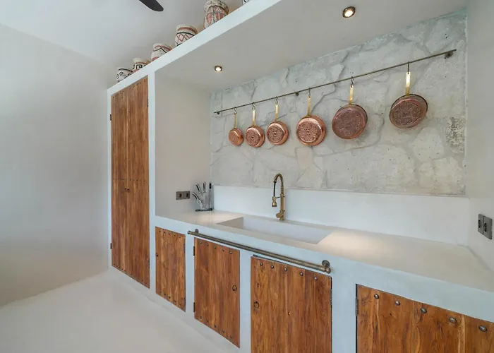 Villa Casa Galicia - Spacious 7br Villa, Pool & Sunset Rooftop Canggu (Bali)
